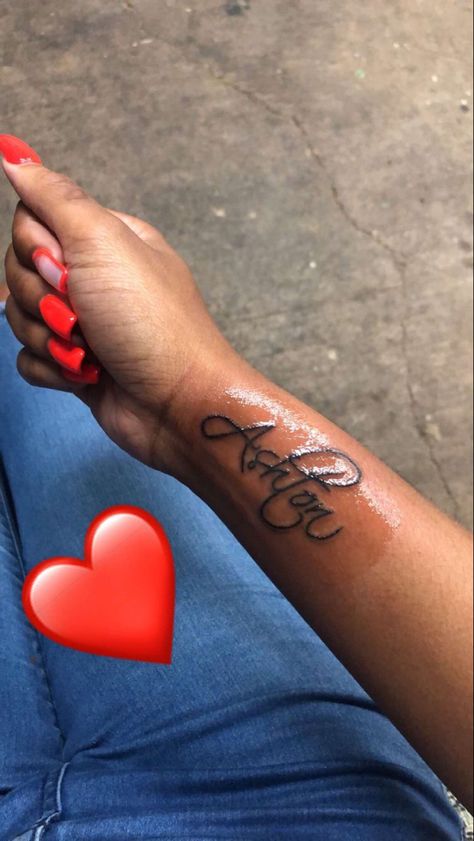 Name Leg Tattoos Women, Name Tattoo On Leg For Women, Momma Name Tattoo Ideas, Hand Tattoos For Women Names, Name Wrist Tattoos For Women, Tattoo Boyfriend Name, Name Wrist Tattoos, Wrist Name Tattoos For Women, Name On Wrist Tattoo