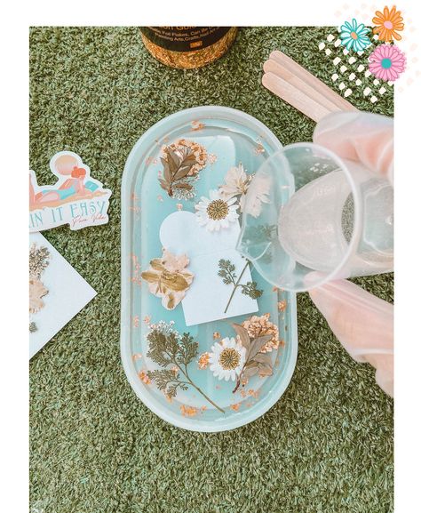 Pura Vida Rings, Pura Vida Stickers, How To Make Resin Jewelry, Diy Resin Jewelry, Diy Resin Tray, Resin Trays, Dried Flowers Diy, Diy Dish, How To Make Resin