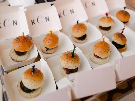 Wedding Late Night Snacks, Ideas Para Catering, Mini Hamburger, Mini Sliders, Wedding Snacks, Late Night Food, Wedding After Party, Food Stations, Snack Options