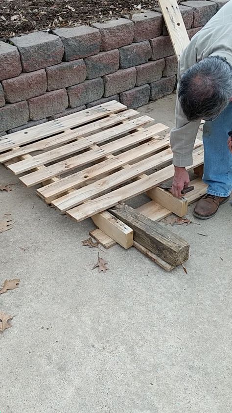 Taking Apart Pallets Easy, Wood Pallets Ideas, Dismantling Pallets, Pallets Projects, Pallet Boards, Take Apart, Pallet Ideas, Diy Tips, Wood Work