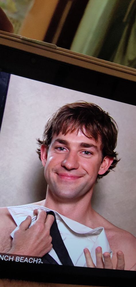 The Office Jim Halpert Gold Face, Young John Krasinski, Jim Halpert Cute, Jim Halpert Aesthetic, The Office Lockscreen, Jim Wallpaper, Jim The Office, Golden Retriever Energy, Jim Halpert The Office