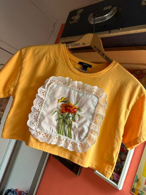 Handmade Clothes Ideas, Upcycled Tshirt Ideas, Upcycled T Shirt, Upcycle Tshirt Ideas, Tshirt Diy Upcycle, T Shirt Upcycling Diy, Scrap Shirt, Patchwork Tshirt Diy, Up Cycling Clothes