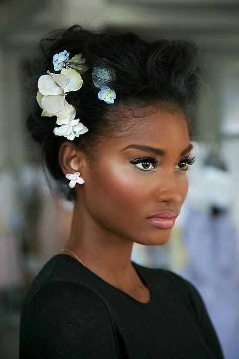 Perfect Spring/Summer Look. Model: Mélodie Monrose. Backstage at Zac Posen Spring 2014 RTW Mekap Mata, Black Wedding Hairstyles, Flot Makeup, Makeup Pengantin, Flowers In Her Hair, Smink Inspiration, Natural Hair Inspiration, Maquillaje Natural, Black Wedding