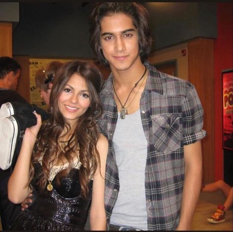 Besties 4 Life 👫🤪💎 @jogia @victoriajustice #avanjogia #victoriajustice #beckoliver #torivega #victorious #victoriousforever | Instagram Avan Jogia, Avan Jogia Victorious, Tori And Beck, Victorious Nickelodeon, Beck Oliver, Victorious Cast, Tori Vega, Nickelodeon Shows, Action Film