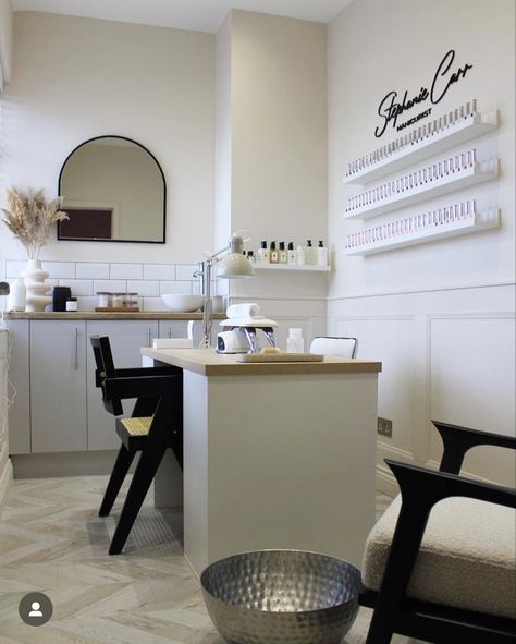 Nail Cabin Salon, Contemporary Nail Salon, Private Nail Salon, Nail Salon Suite Decor Small Spaces, Small Nail Studio Design, Small Beauty Studio Decor, Manicure Room Ideas, Nail Studio Inspiration, Manicure Set Up