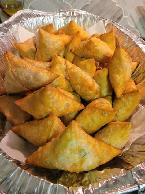 Samboosa Recipe Ground Beef, Sambusa Recipe Samosas, Samosa Recipe Beef, Nigerian Samosa Recipe, Ground Beef Samosa Recipe, African Samosas, Samosa Aesthetic, Paath Decor, Samosa Recipe Indian