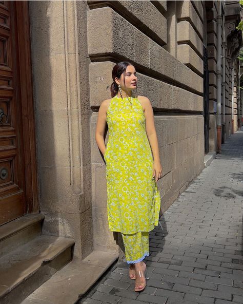 Indian Dress Neck Designs, High Neck Sleeveless Kurti, Sleeveless Collar Kurti, Sleeveless Design For Kurtis Latest, Slevlessdesine Kurti, Halter Neck Cotton Dress, Basic Kurti Designs, Halter Neck Short Kurti, Cotton Dress Stitching Designs