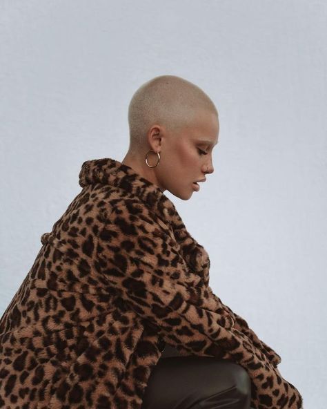 Haircuts Black Hair, Ideas De Pelo, Bald Women Fashion, Bald Style, Shaved Blonde, Buzzed Hair Women, Buzzcut Girl, Buzz Cut Women, Shaved Hair Women