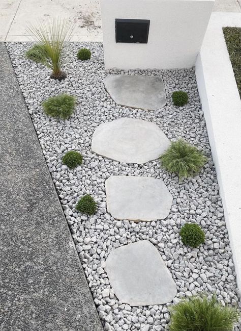 White Pebble Garden, Front Garden Path, Focal Points, Hampton Garden, Pebble Garden, Earthy Home Decor, Outdoor Patio Designs, Courtyard Gardens Design, Backyard Plan