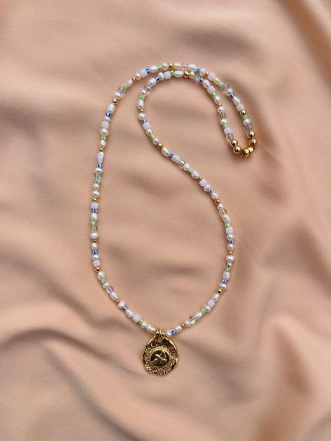 Pearl And Bead Necklace, Dainty Pearl Necklace, Beaded Necklace Designs, Idea Gift, Gold Charm Necklace, Handmade Beaded Jewelry, Disc Pendant, Gold Coin, Freshwater Pearl Necklaces