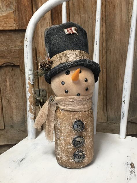 Easy Snowmen Crafts, Snowman Winter Decor, Diy Rustic Snowman, Bottle Snowman, Diy Snowman Decorations, Rustic Snowman, Airplane Gifts, Snowman Crafts Diy, Christmas Craft Show