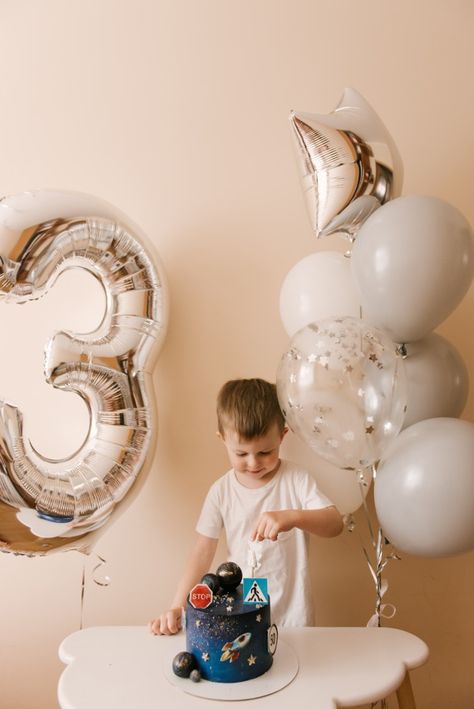 Birthday Photoshoot Ideas Boys, 2nd Birthday Photos, 5th Birthday Boys, 9th Birthday Cake, 3rd Birthday Boys, White Birthday Cakes, Third Birthday Party, Birthday Accessories, Food Birthday