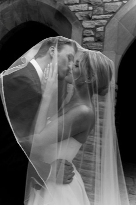 Weddings Photography Bride And Groom, Veil Over Bride And Groom, Wedding Portrait Inspiration, Wedding Photos With Veil Bride Groom, Wedding Portraits Bride And Groom, Wedding Photos Portrait, Old Fashioned Wedding Photos, Brides Family Pictures, Wedding Pictures Ideas Bride And Groom