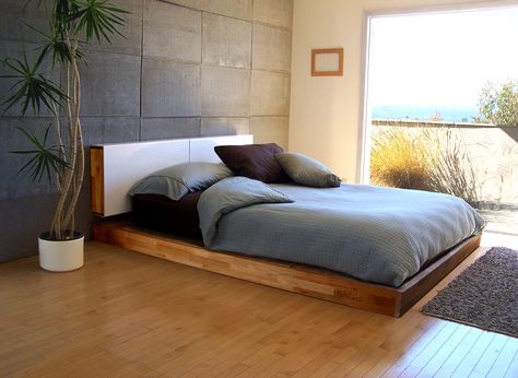 50 Minimalist Bedroom Ideas That Blend Aesthetics With Practicality Design Interior Modern, Design Ložnic, Platform Bed Designs, Diy Platform Bed, Modern Minimalist Bedroom, Bed Platform, King Platform Bed, Minimalist Bedroom Design, Low Bed