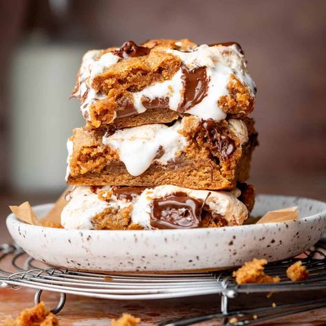 Smore Blondies Smore Blondies, S’mores Blondies, Smores Blondies, Graham Cracker Cookie Dough, Salty Cookies, Graham Cracker Cookies, Brownies Recipe Homemade, Blondies Recipe, Thanksgiving Food Desserts