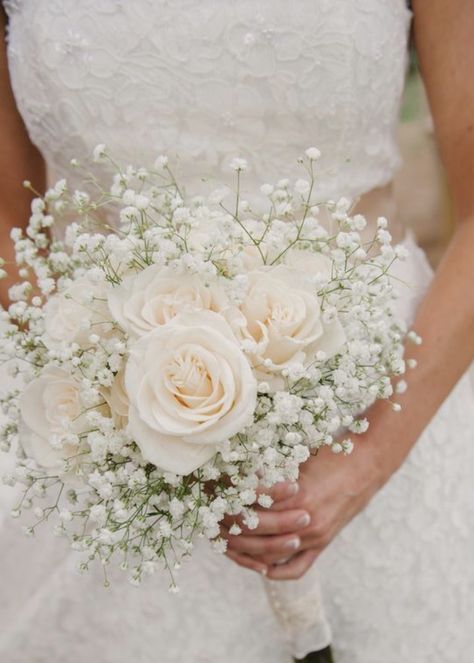 Un bouquet blanc avec du gypsophile @madame.tn Royal Couple, Ivory Roses, White Bouquet, Baby's Breath, Bride Bouquets, Bridal Flowers, Flower Bouquet Wedding, Rose Wedding, Bridesmaid Bouquet