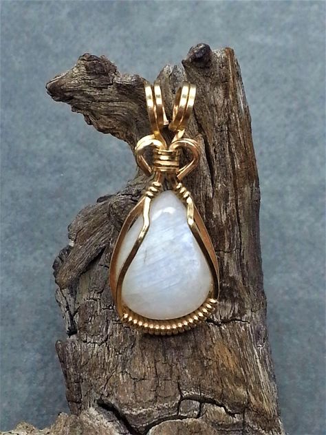 Albite Moonstone Rare Canadian Wire Wrap Pendant, a Peristerite Feldspar hand Polished Canadian Cabochon Wrapped with 14kt Gold Filled wire by PargemDesigns on Etsy Wire Wrapped Gemstones Pendant, Bijoux Fil Aluminium, Wire Wrap Pendant, Faceted Gems, Gemstone Cabochons, Wire Weaving, Cabochon Pendant, Moonstone Pendant, Oval Pendant