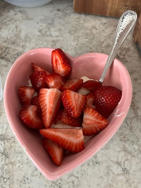 Wl Meals, Healthy Yogurt Breakfast, Heart Shaped Snacks, Snack Aesthetic, Yoghurt Bowl, Strawberry Bowl, Strawberry Heart, Baking Bowl, Healthy Breakfast Bowls