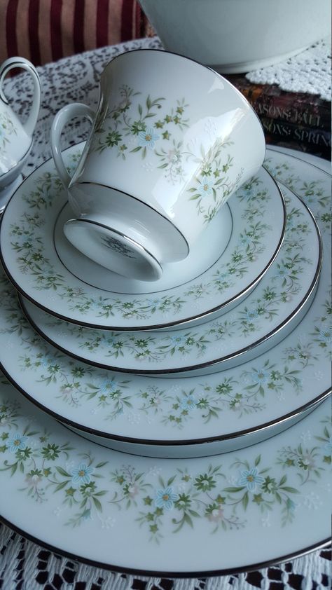 Noritake China Patterns Vintage, Noritake China Patterns, Wedding Dress Sewing Patterns, Fine China Dinnerware, Kitchen Shelf Decor, Fav Products, Green China, Pretty Dishes, Wedding Gift Set