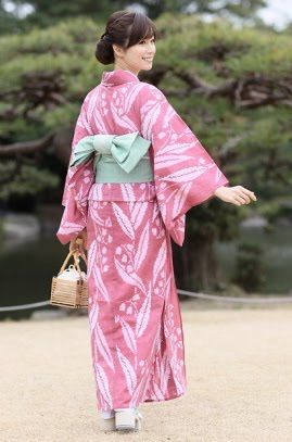 Yukata: es un kimono hecho de algodón, que a su vez se divide en dos tipos:uno más elaborado que es utilizado para festivales y fiestas típicas de verano o estaciones calidad y uno más sencillo (llamado nemaki), el cual utilizaban los japoneses para dormir � Japanese Costume, Cosplay Outfits, First Order, Kimonos, Art Stuff, Online Womens Clothing, New Arrivals, Women's Clothing, Saree