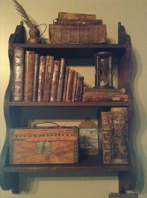 . Old Books On Shelf, Old Book Shelf Aesthetic, Antique Book Shelves, Book Shelf Vintage, Decorating With Vintage Books, Vintage Book Shelves, Vintage Book Display, Library Room Ideas Vintage, Vintage Book Shelf Aesthetic