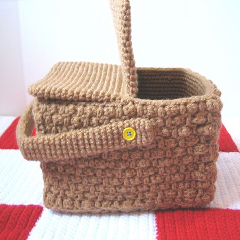 https://flic.kr/p/7ToAJh | Picnic basket | Crochet pattern includes instructions for a picnic basket, checkered blanket, watermellon, baked beans, potato salad and chicken drumsticks Play Food Crochet, Crocheted Basket, Food Crochet, Crochet Mobile, Crochet Food, Haken Baby, Fun Crochet Projects, Diy Crochet Projects, Play Food