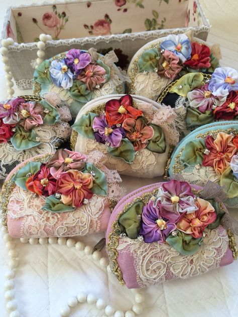 pansy pouch Pretty Glasses, Shabby Chic Crochet, Shabby Chic Bags, Silk Ribbon Embroidery Patterns, Chic Crochet, Crazy Patchwork, Vintage Millinery, Crazy Quilting, Shabby Chic Crafts