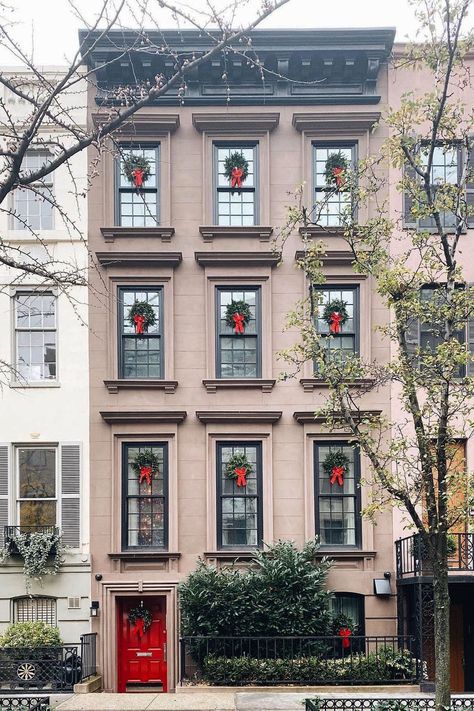 Best Outdoor Christmas Lights, Exterior Christmas Decorations, New York Townhouse, Outdoor Christmas Wreaths, Christmas Wreath Decor, Townhouse Exterior, Christmas Lights Outside, Exterior Christmas, Kitchen Christmas Gifts