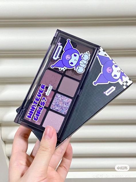 Kuromi Makeup, Asian Makeup Style, Makeup Palette Collection, Makeup Utensils, Cute Lipstick, Hello Kitty Toys, Hello Kitty Makeup, Makeup Accesories, Fancy Makeup