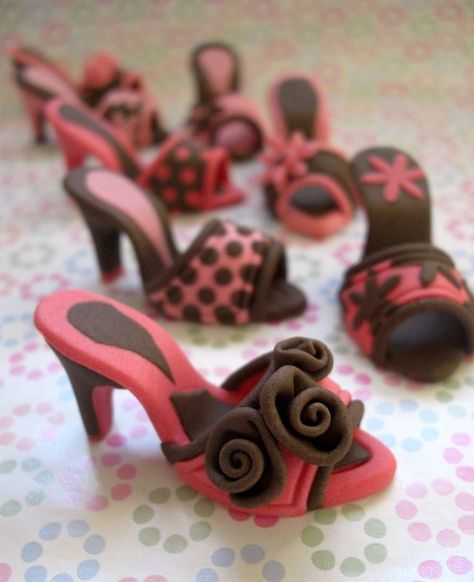 Dulces diseñados para #eventos de #moda en este caso mini #zapatos Fondant Shoes, Shoe Cakes, Torte Cupcake, Fondant Tutorial, Fondant Decorations, Fondant Toppers, Chocolate Fondant, Fondant Figures, Pink And Brown