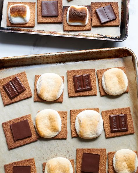 Indoor Smores, Graham Cracker Cookies, Graham Cracker Crust Pie, Toast In The Oven, Slow Cooker Bbq, S'mores Bar, Ooey Gooey, Oven Recipes, S Mores