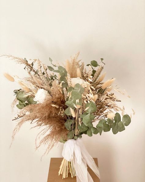 This Wedding Bouquets item by FidosFlowerDesign has 326 favorites from Etsy shoppers. Ships from United Kingdom. Listed on 20 May, 2024 Pampas Grass And Eucalyptus, Eucalyptus Centerpiece, Grass Centerpiece, Eucalyptus Bouquet, Greenery Bouquet, Pampas Grass Bouquet, Bridesmaids Bouquet, Grass Wedding, Eucalyptus Wedding