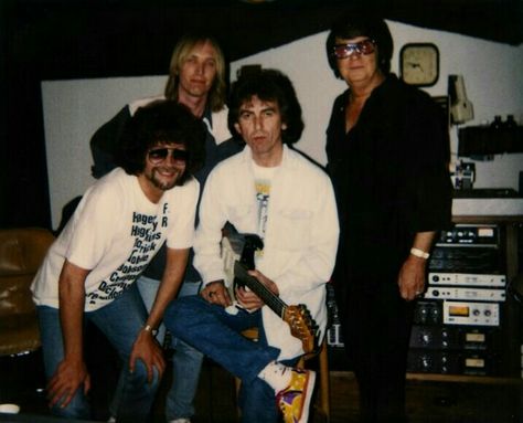 Jeff Lynne, Tom Petty, George Harrison, and Roy Orbison. Jeff Lynne Elo, Traveling Wilburys, Travelling Wilburys, Jeff Lynne, John Lennon Beatles, Beatles John, Roy Orbison, Tom Petty, Beautiful Voice