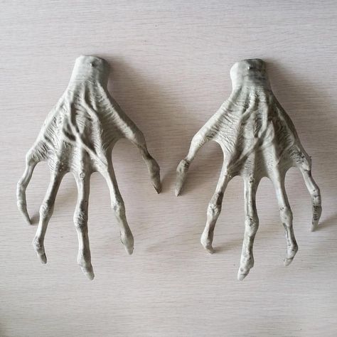 Skeleton Hand Sculpture, Diy Skeleton Hand, Coraline Decor, Witch Sculpture, Mummy Hand, Halloween Hands, Hand Props, Zombie Decorations, Hand Bones