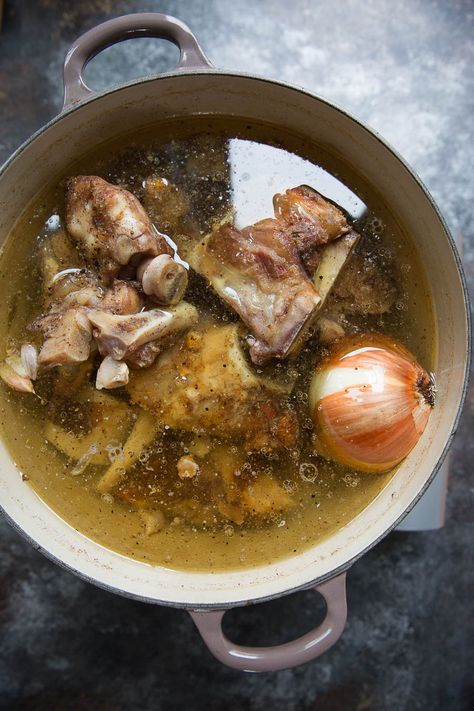 Broth Soups, Pork Bone Broth, Pork Bone Soup, Noom Recipes, Pork Stock, Bone Broth Soup, Video Cooking, Bone Soup, Pork Broth