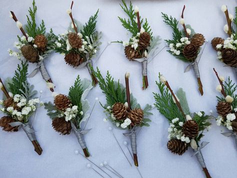 Winter pine cone buttonholes Pine Cone Boutonniere, Christmas Wedding Bouquets, Boutonniere Wedding Rustic, Christmas Wedding Themes, Simple Wedding Bouquets, Orange Bouquets, White Rose Bouquet, Bear Wedding, Black Gold Wedding