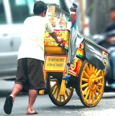 Filipino Childhood, Dirty Ice Cream, Philippine Traditions, Ice Cream Vendor, Philippines Food, Ice Cream Man, Ice Cream Cart, Chin Chin, Street Vendor