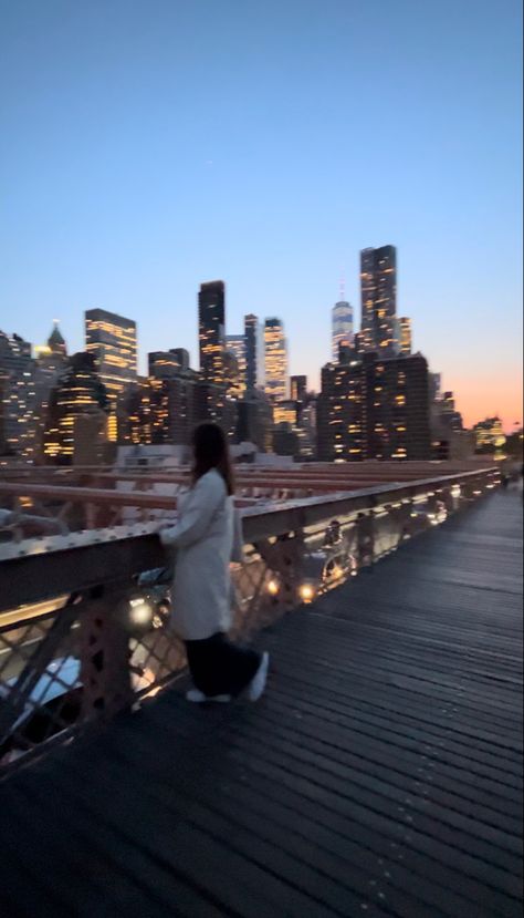 New York City Aesthetic Girl, Night Sky Silhouette, New York Culture, Ny Aesthetic, Sky Silhouette, Film Moodboard, New York Girl, Aesthetic New York, New York City Aesthetic