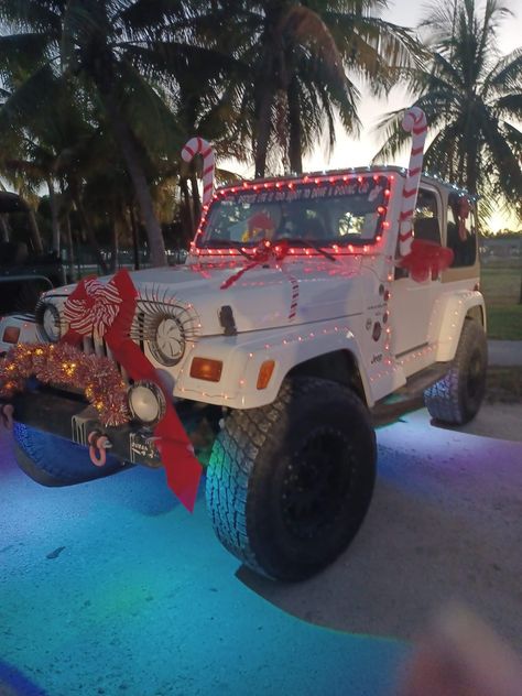 Jeep Xmas Decorations, Jeep Decorated For Christmas, Jeep Christmas Lights, Jeep Decorations For Christmas, Christmas Jeep Wrangler, Jeep Christmas Parade Ideas, Jeep Wrangler Christmas Decorations, Christmas Jeep Decorations, Pretty Jeeps