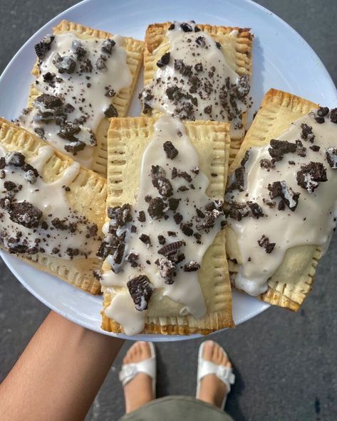 Oreo Pop Tarts, Homemade Pop Tarts Recipe, Smores Pops, Poptart Recipe, Cinnamon Roll Bread, Oreo Pops, Ice Cream Cookies, Weird Food, Low Carb Snacks