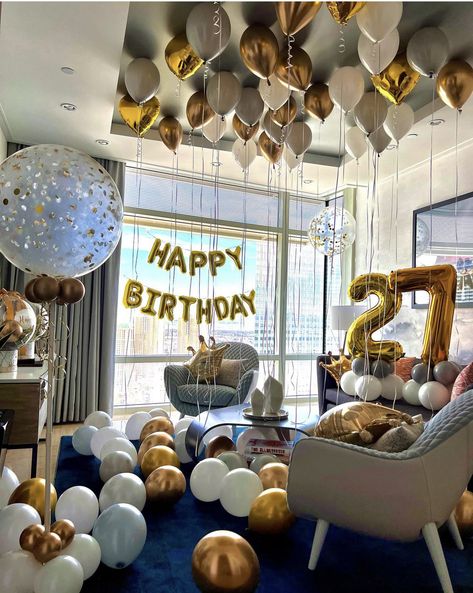 Happy Birthday Hotel Room Decor, Birthday Decor For Him, Birthday Room Surprise, Birthday Decoration Ideas At Home, Hotel Room Decoration, Hotel Birthday Parties, Birthday Decoration Ideas, Surprise Birthday Decorations, Gold Birthday Decorations