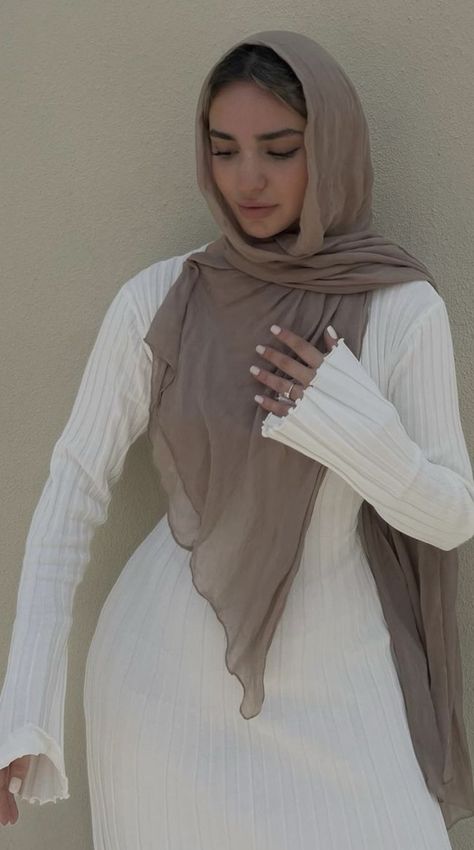 Western Hijabi Outfits, Veiling Outfits, Halal Outfit, Christian Outfits Modesty, Halal Outfits, Christian Veiling, Christian Veils, Modest Dressing, Stile Hijab