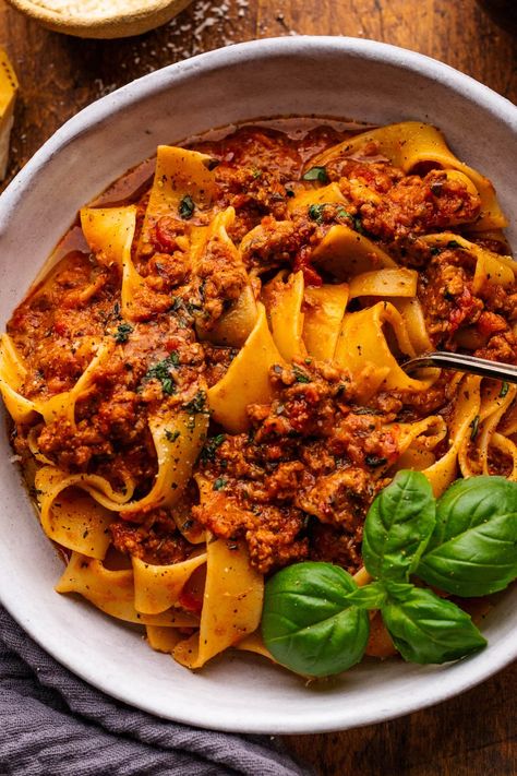 Authentic Pappardelle Bolognese (ragù alla bolognese) Tagliatelle, Essen, Dairy Free Bolognese, Lamb Ragu Recipe, Bolognese Sauce Authentic, Lentil Ragu, Lamb Ragu, Ragu Recipe, Pappardelle Pasta