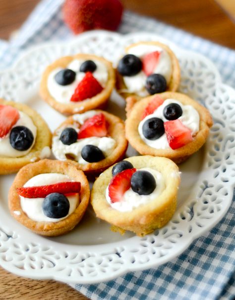 Fruit Pizza Cups, Patriotic Fruit Pizza, Fruit Pizza Frosting, Fruit Pizza Bar, Fruit Pizzas, Fruit Pizza Designs, Fruit Pizza Crust, Fruit Pizza Sugar Cookie Recipe, Fruit Sugar Cookies