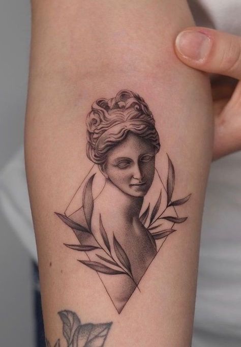 Athena Bust Tattoo, Marble Bust Tattoo, Artemis Statue Tattoo, Greek Woman Statue Tattoo, Venus Bust Tattoo, Goddess Statue Tattoo, Venus Tattoo Ideas, Venus Statue Tattoo, Greek Statue Tattoo Minimalist