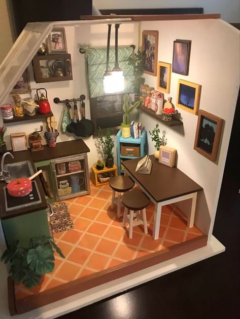 Miniature Rooms Dioramas, Rolife Miniature Display, Diorama Ideas House, Mini House Diorama, Miniature Diaroma, Room Box Ideas, Miniature Apartment, Miniature Bedroom, Room Box Miniatures