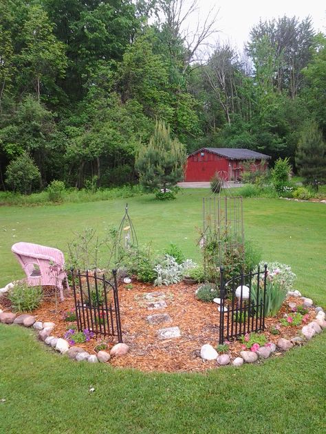 Memory garden of my daughter. Small Memorial Garden Ideas, Memorial Garden Ideas, Pet Garden, Memory Garden, Pet Memorial Garden, Prayer Garden, Dig Gardens, Memorial Ideas, Pinterest Garden