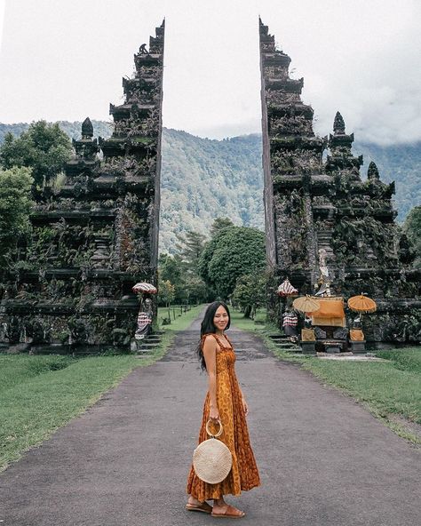 The dreamy Handara Gate is located at the entrance to a golf resort, about a two hour drive from Ubud. #bali #ubud Handara Gate Bali, Bali Travel Photography, Gate Pictures, Visit Bali, Bali Girls, Bali Waterfalls, Bali Baby, Bali Itinerary, Bali Vacation