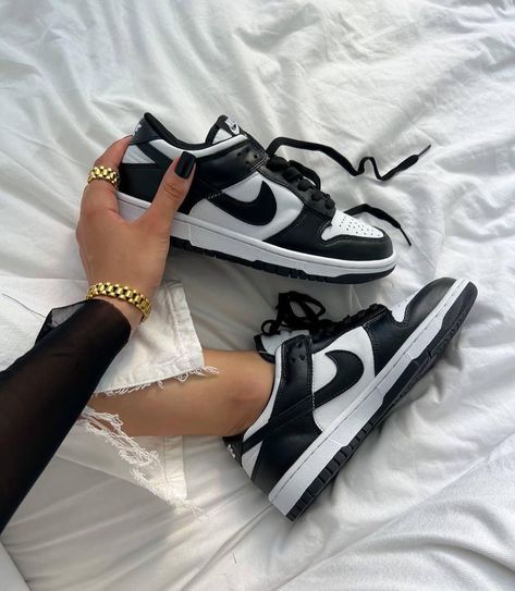 Nike Dunk Low Outfit Woman, Nike Dunk Low Outfit, Fall Outfits For Women Over 50, Edgy Fall Outfits, Outfits For Women Over 50, Fall Outfits For Women, Minimalist Sneakers, Fashion Shoes Heels, Pretty Shoes Sneakers