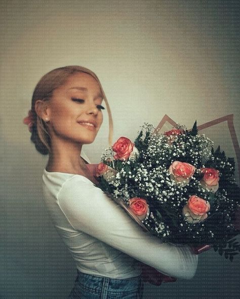 Uk Icon, Ariana Grande Album, Hidden Talents, Sam & Cat, Ariana Grande Outfits, Ariana Grande Fans, Best Winter Outfits, Ariana Grande Cute, Celebrity Facts